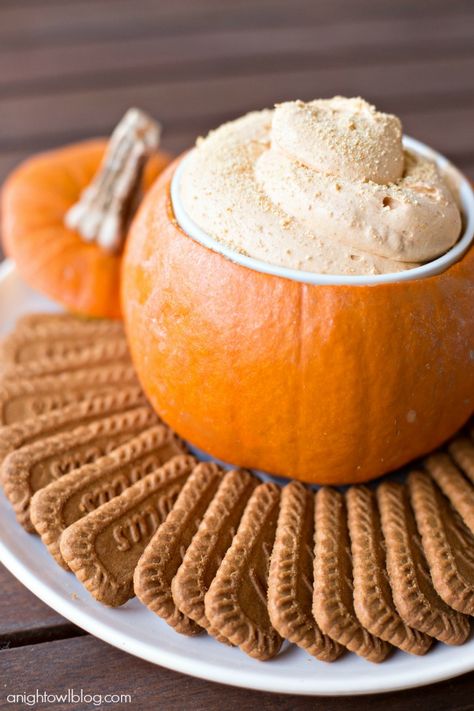 Pumpkin Pie Cheesecake Dip Pumpkin Pie Cheesecake Dip, Fall Recipes Appetizers, Fall Appetizers Easy, Halloween Appetizers Easy, Desserts Thanksgiving, Dessert Halloween, Pumpkin Pie Cheesecake, Fall Appetizers, Pie Cheesecake