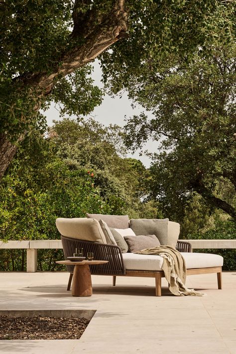 Outdoor daybed with decorative cushions by the poolside, creating a relaxing oasis Outdoor Daybed Ideas, Lounge Exterior, Pool Lounge Area, Blender Environment, Poolside Design, Daybed Outdoor, Italy Furniture, Luxury Outdoor Living, Outdoor Lounge Seating