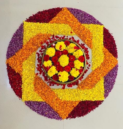 Poo Kolam Flowers Onam, Onam Pookalam Design 2024, Easy Pookalam Designs, Onam Athapookalam Designs, Onam Flower Design, Onam Kolam With Flowers, Athapookalam Designs Simple, Pookolam Design Onam, Onam Pookalam Design Simple