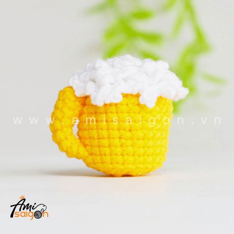 Mug Amigurumi, Keychain Crochet Free Pattern, Crochet Beer, Yellow Minion, Mug Pattern, Crochet Alphabet, Detailed Crochet, Handmade Gifts For Friends, Thai Pattern