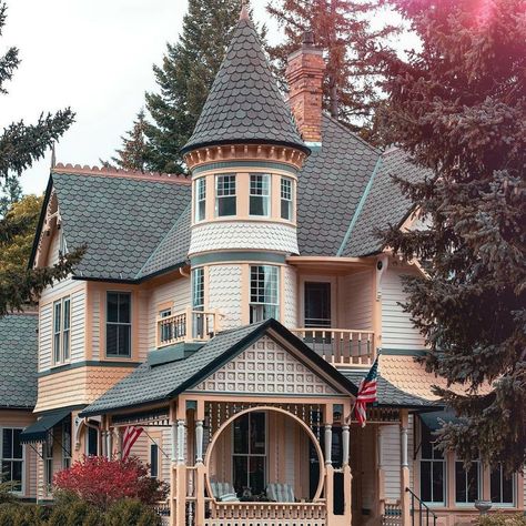 Historical Homes Of America on Instagram: “Missoula, Montana, photo by @shaunagoodgold #arch #archie #architecture #architecturephotography #architecturelovers #old #history…” Turret House, Queen Anne House, Victorian Renovation, Victorian House Plans, Victorian Style House, Log Home Interiors, Classical Music Composers, Historical Homes, Victorian Style Homes