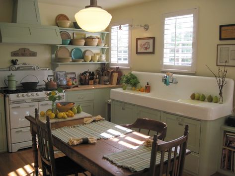 Farm Kitchen Ideas, Trendy Farmhouse, Old Fashioned Kitchen, Vintage Farmhouse Kitchen, Cottage Kitchens, Farm Kitchen, Kitchen Farmhouse, Table Vintage, Old Kitchen