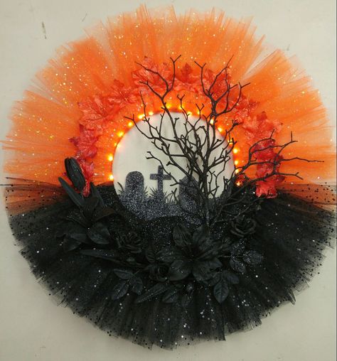 Pumpkin Wreaths Diy Dollar Stores, Halloween Deco Mesh Wreaths, Halloween Tulle Wreath, Porta Halloween, Diy Fall Wreaths, Black Halloween Wreath, Moldes Halloween, Halloween Door Wreaths, Halloween Mesh Wreaths