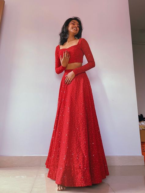 Red Lehenga For Wedding Guest, Red Long Skirt Outfit Indian, Red Skirt And Top Traditional, Rida Tharana Red Lehenga, Diwali Lehenga Ideas, Red Skirt Outfit Indian, Lehanga Blouses Modern Design Boat Neck, Aesthetic Lehenga Simple, Red Traditional Dress Indian