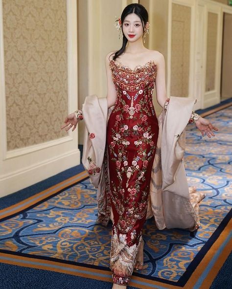 GV by Gabriella Praditha (@gv_gabriellavania) • Instagram photos and videos Sangjit Cheongsam, Cheongsam Sangjit, Tessa Outfits, Sangjit Dress, Cheongsam Gown, Chinese Gown, China Market, Dreamy Gowns, Bridal Shops