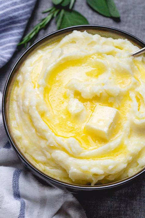 Smooth Mashed Potatoes, Creamy Mashed Potatoes Recipe, Mashed Potato Cakes, Perfect Mashed Potatoes, Thanksgiving Side Dishes Easy, Best Mashed Potatoes, Creamy Mash, Potato Recipes Side Dishes, Thanksgiving Recipes Side Dishes