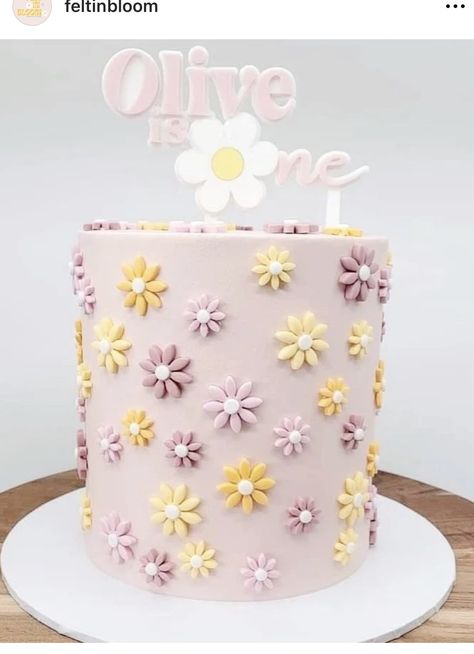 Daisy Cake 1st Birthday, 1st Birthday Cake Flowers, First Birthday Cake Flowers, Daisy First Birthday Cake, Daisy Cake Birthday, Daisy Birthday Cake, Wildflower Birthday Party, Baby Birthday Party Theme, Spring Birthday Party