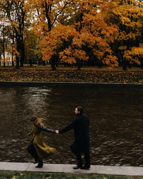 Фотограф Санкт-Петербург | СПб (@beyourself.ph) • Instagram-foto's en -video's Couple Autumn Aesthetic, Fall Couple Aesthetic, Fall Couple Pictures, Fall Pinterest, Shooting Couple, Fall Shoot, Autumn Love, Fall Love, My Kind Of Love