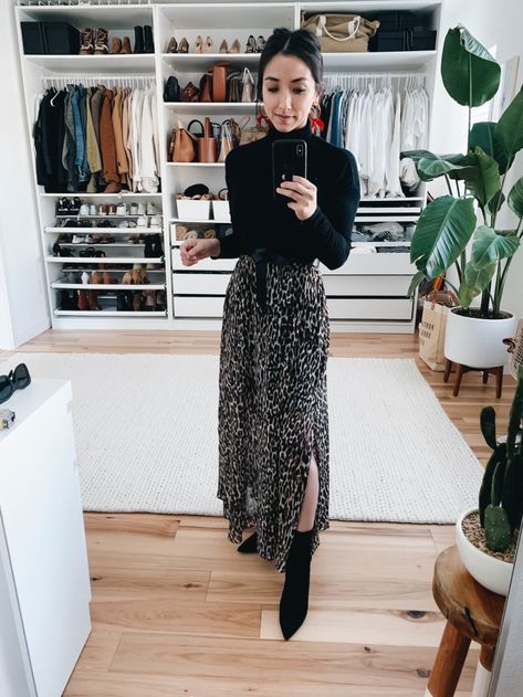 Work Casual Skirt Outfit, Business Casual Palazzo Pants Work Outfits, Fine Dining Manager Outfit, Business Casual Fall Boots, Women Software Engineer Outfit, Style In Your 40s For Women Edgy, Office Outfits With Boots Women, Business Casual Boots Women, Leggings Interview Outfit