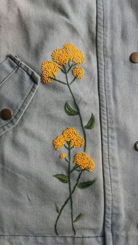 Repairing Jeans With Embroidery, Flower Pocket Embroidery, Embroidery Jean Jacket Ideas, Embroidery Aesthetic Vintage, Jean Jacket Patches Ideas, Denim Jacket Embroidery Ideas, Denim Jacket Embroidery, Embroidery Jeans Diy, Simple Hand Embroidery Patterns