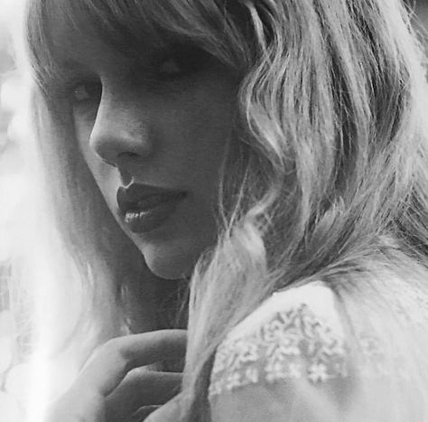 Photoshoot Music, Photos Of Taylor Swift, Miss Americana, Artist Photo, Estilo Taylor Swift, Taylor Swift Funny, Red Taylor, Taylor Swift Wallpaper, Long Live Taylor Swift