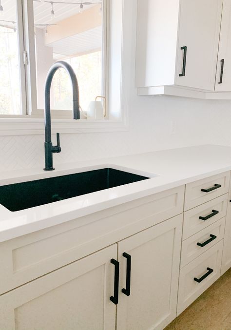 Kitchen Handles Chrome, Black Cabinets Handles, Kitchen With White Cabinets And Black Hardware, Black Cabinet Pulls Kitchen, Black Handles In Kitchen, Cream Kitchen Black Hardware, Modern Kitchen Black Hardware, Black And Chrome Kitchen Hardware, Chrome Handles White Cabinets