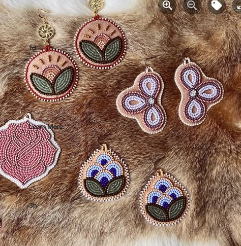 Metis Beadwork Patterns, Metis Beading, Flower Beadwork, Powwow Beadwork, Indigenous Jewelry, Floral Beadwork, Beadwork Ideas, Native Beading, Native Beading Patterns