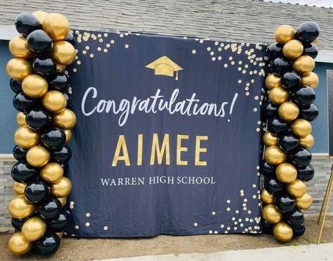 Graduation Backdrop Ideas High Schools, Graduation Background Backdrops, Graduation Photo Wall, Graduation Decoration Ideas Backdrops, Graduation Photo Background, Graduation Party Backdrop Ideas, Grad Party Photo Backdrop, University Graduation Party Ideas, Graduation Backdrop Ideas