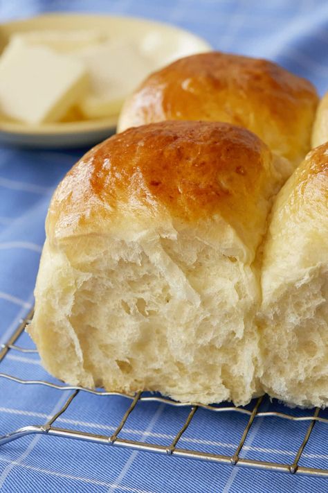 Mashed Potato Dinner, Mashed Potato Rolls, Potato Dinner Rolls Recipe, Potato Roll Recipe, Potatoes And Meat, Potato Dinner Rolls, Buns Homemade, Potato Rolls Recipe, Gemma Stafford