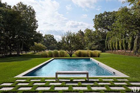 A bland Hamptons ranch house is renovated into a bright and airy weekend retreat Pool Coping, Modern Pools, Hamptons House, Country Estate, Pool Landscaping, Cool Pools, Pool Area, Pool Houses, Pool Designs