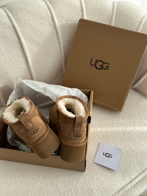 Winter style / ugg aesthetic / ugg beje/ ugg collection Buty Ugg, Cute Uggs, Fluffy Shoes, Ugg Ultra Mini, Ugg Mini, Ugg Classic Mini, Shoe Inspo, Swag Shoes, Fall Shoes