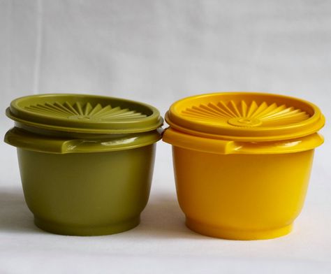 1950's Tupperware | Vintage Tupperware Retro Tupperware 1970s Tupperware Yellow Starburst ... Vintage Tupperware 1970s, 80s Objects, Retro Tupperware, Yellow Starburst, Vintage Housewife, Happy Housewife, Vintage Canisters, Vintage Kitchenware, Vintage Memory