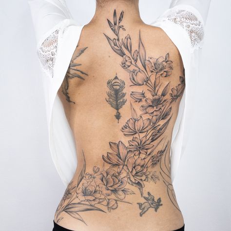 Womans Back Tattoos Spine, Plant Back Tattoos For Women, Tropical Back Tattoo, Back Flower Tattoos For Women, Floral Tattoo Back, Botanical Back Tattoo, Large Back Tattoos For Women, Back Floral Tattoo, Floral Back Piece