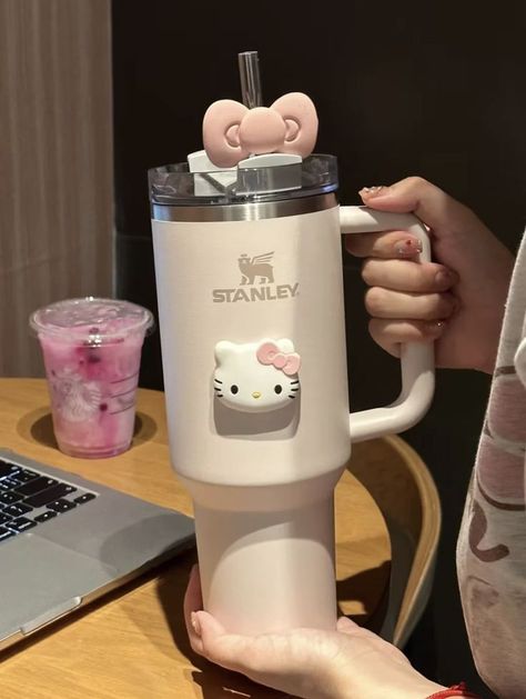 Preppy Tips, Stanley Products, Trendy Water Bottles, Cute Coffee Cups, Botol Air, Cute Water Bottles, Pretty Mugs, Stanley Quencher, Pink Hello Kitty