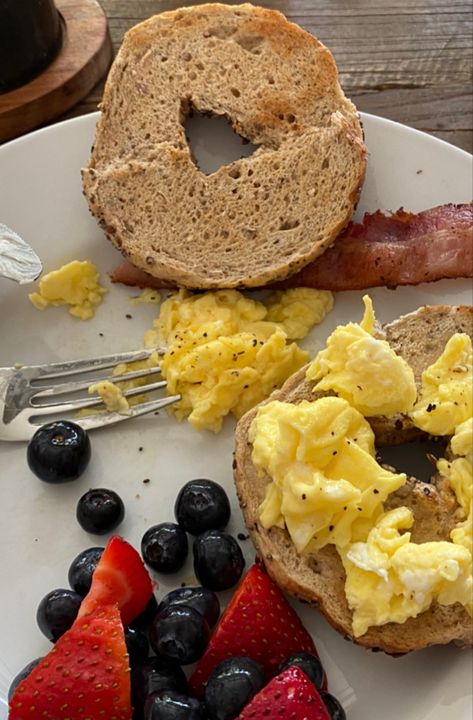 Toasted everthing bagel with butter, scramble egg and bacon with fresh fruit on the side. #breakfast #bagel #toasted #everthingbagel #butter #egg #scrambleegg #bacon #fruit #strawberry #blueberry Well Rounded Breakfast, Bagel Breakfast Ideas, Bagel With Egg, Bagel Board, Bacon Bagel, Egg Bagel, Bagel Breakfast, Egg And Bacon, Ham Breakfast