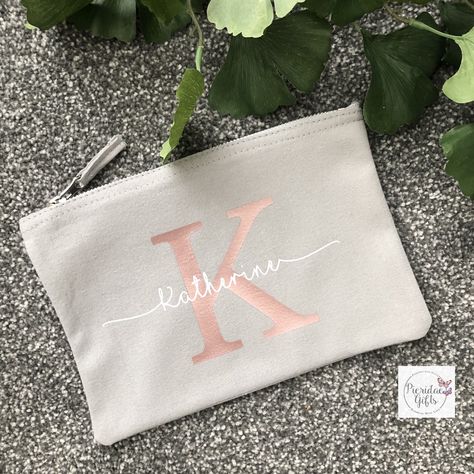 Make Up Bag Ideas Vinyl, Cricut Make Up Bag Ideas Personalized, Cricut Pouch Bag Ideas, Personalised Make Up Bag, Cricut Make Up Bag Ideas, Cricut Pencil Case, Cricut Bag Ideas, Pencil Case Cricut, Vinil Textil Ideas