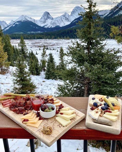 @thebalancedgrind’s Instagram post: “Took a (tasty) breather with charcuterie in the mountains 🏔☕️ it’s hard to believe that the warm seasons have come and gone and we are…” Ski Bachelorette, Come And Go, Serving Food, Winter Activities, In The Mountains, Lake House, The Mountain, Cheese Board, Skiing