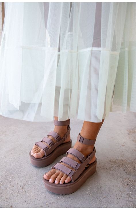 Teva Mevia Flatform Outfit, Uggs Sandals Outfit, Cute Comfy Sandals, Summer Sandals 2024, Sandals 2024 Trends, Platform Teva, Platform Tevas, Platform Sandal Outfit, Summer Sandals Outfit