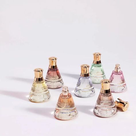 Good Chemistry Perfume, Aesthetic Perfume Bottles, Perfume Application, Perfume Package, Good Chemistry, Natural Luxury, Perfume Bottle Design, Fragrances Perfume Woman, Pink Perfume