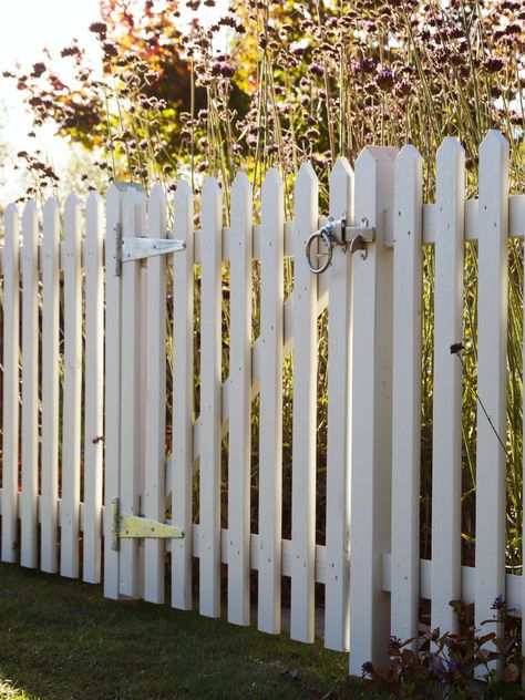 Garden Picket Fence Ideas, Tall Picket Fence, Picket Fence Gate, Traditional Garden Design, Picket Fence Garden, Picket Fencing, Picket Gate, Installation Ideas, Front Yard Patio