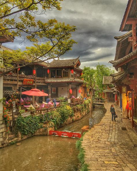 Discover Lijiang, China: What to See Lijiang China, China Photo, Lijiang, May Bay, Most Beautiful Animals, Annie Sloan, Beautiful Buildings, Travel Inspo, Kuala Lumpur