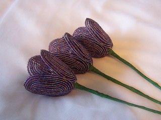 French Beaded Tulips - underside | Amy | Flickr Shibori Jewelry, Beaded Flowers Patterns, French Beaded Flowers, French Flowers, Angel Wing Earrings, Beads And Wire, Wire Art, Crafty Things, Lampwork Beads