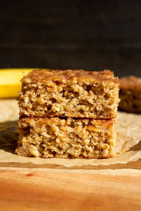 Banana Oatmeal Breakfast Cake - Taffey Bakery Oatmeal Breakfast Cake, Taffey Bakery, Apple Breakfast Cake, Oatmeal Cake, Banana Oatmeal Cookies, Baked Oatmeal Recipes, Oatmeal Bars, Baked Banana, Banana Oatmeal