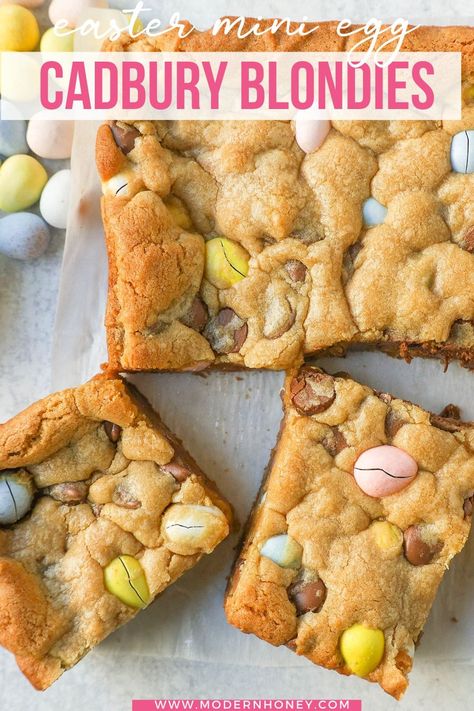 These Easter Cadbury Mini Eggs Blondies are chewy milk chocolate chip cookie bars filled with mini Cadbury eggs. These are the best mini egg blondies! Cadbury Egg Recipes, Mini Egg Blondies, Easter Dessert Bars, Easter Cookie Bars, Yummy Bars, Cadbury Mini Eggs, Modern Honey, Crumble Cookie, Milk Chocolate Chip Cookies