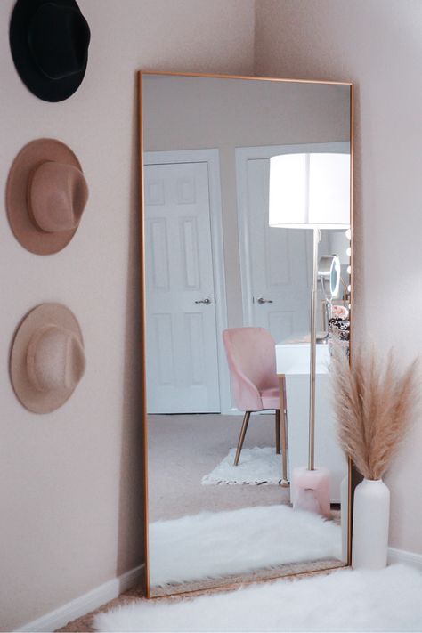 Big Mirror In Bedroom, Paradise Decor, Mirror Bedroom Decor, Corner Decor, Room Deco, Living Room Mirrors, Room Makeover Bedroom, Decor Home Living Room, Kitchen Organizing