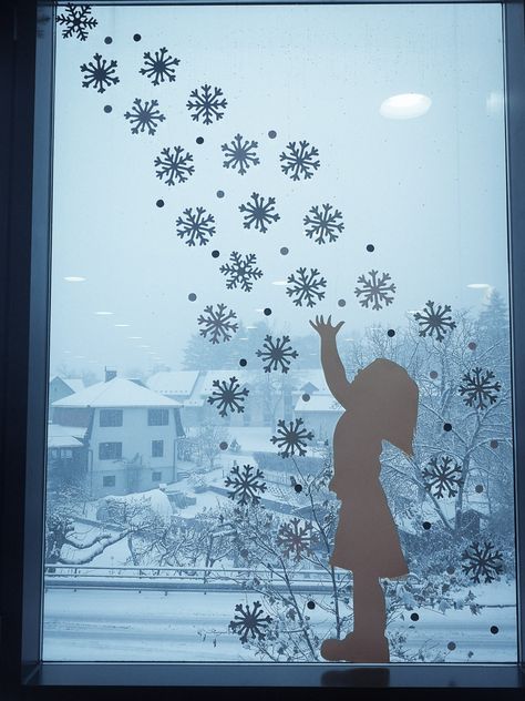 Diy paper snowflakes, winter window decoration Paper Snowflake Window Display, Winter School Display Case Ideas, Winter Window Decorations School, Diy Winter Window Decor, Snowflake Window Display, Paper Window Decorations, Winter Wonderland Decorations For School, Fake Snow Window Ideas, Winter Window Decorations