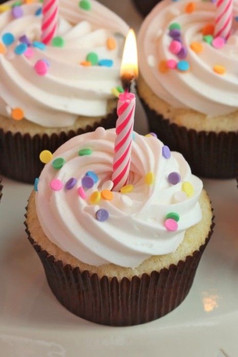 Easy Birthday Treats, Frost Cupcakes, Confetti Cupcakes, Cupcakes Decorados, Cheesecake Cupcakes, Beautiful Birthday Cakes, Cupcake Frosting, Birthday Cupcake, Yummy Cupcakes