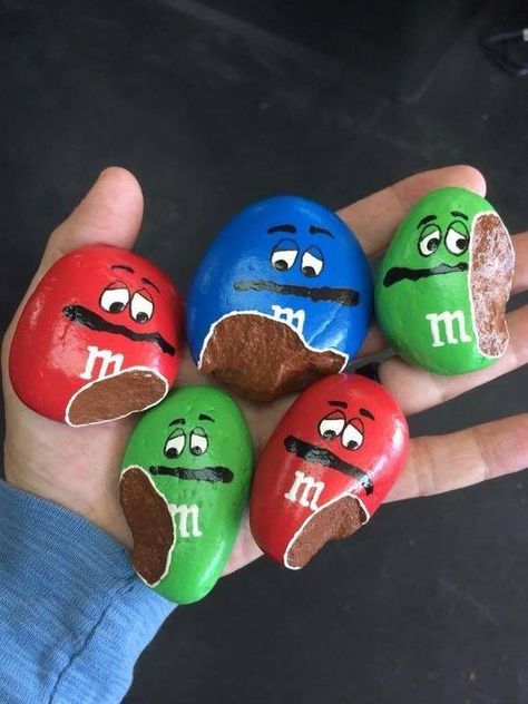 M And M, Stone Art Painting, Painted Rocks Craft, Painted Rocks Diy, Rock Painting Ideas Easy, Rock Painting Patterns, Rock Painting Designs, Stone Crafts, Rock Painting Art