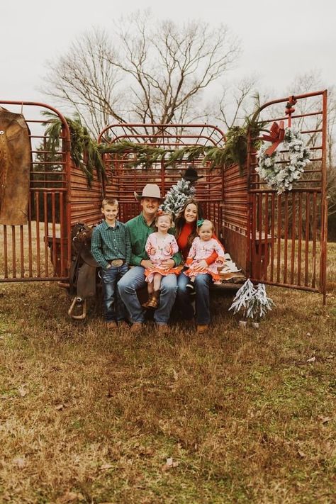 Cow Trailer Christmas Pictures, Horse Trailer Christmas Minis, Christmas Family Photos Western, Western Fall Pictures Family, Country Christmas Mini Sessions, Christmas Western Photoshoot, Christmas Trailer Photoshoot, Tractor Christmas Mini Session, Western Christmas Family Photos