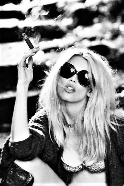 Claudia Schiffer 90s, Guess Girl, Ellen Von Unwerth, Claudia Schiffer, Famous Models, Brigitte Bardot, Round Sunglass Women, Model Photography, Performance Art