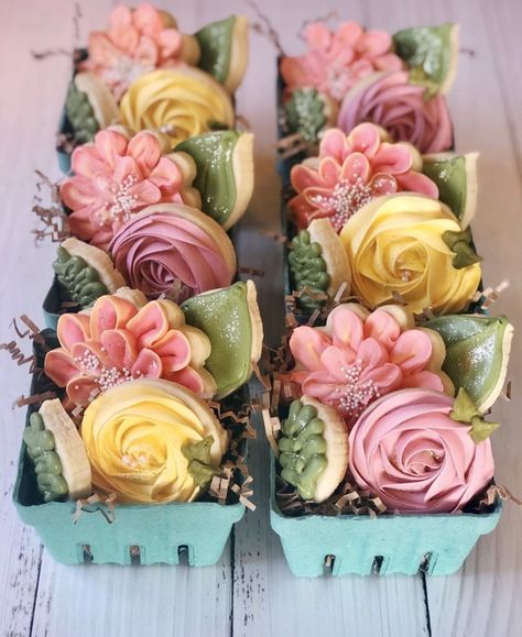 These Mothers Day flower cookie baskets are just the sweetest from the fabulous @sistersbakeryoregon 🌼🌸🌻🌺🌹🌷 #cookier #cookieart… | Instagram Cookie Baskets, Flower Sugar Cookies, Cookie Bouquet, Slow Cooker Desserts, Flower Baskets, Spring Cookies, Sugar Cookie Designs, Pretty Cookies, Cookie Packaging