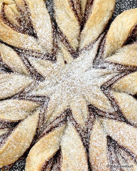 Puff Pastry Cinnamon Twists Snowflake, Cinnamon Roll Snowflake With Puff Pastry, Cinnamon Star Bread With Puff Pastry, Puff Pastry Dessert Cinnamon, Puff Pastry Christmas Tree Cinnamon Sugar, Snowflake Pastry Puff, Puff Pastry Cinnamon Star, Cinnamon Pretzels Recipe, Puff Pastry Star Bread