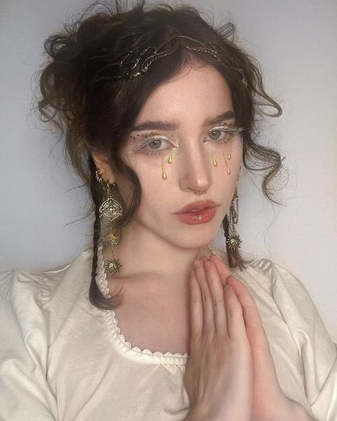 White Gold Makeup Looks, Biblical Angel Makeup, Biblical Angel Costume, Angel Costume Aesthetic, Angel Makeup Look, Angelic Makeup Look, Angel Makeup Ideas, Angelic Makeup, White Lashes