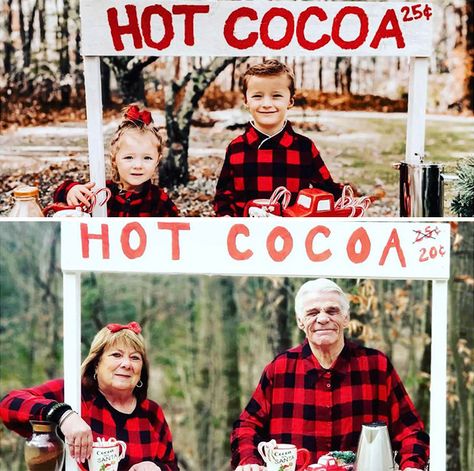 Every Year My Parents Recreate The Christmas Card Our Friends Send Them Of Their Kids, Here’s This Years Christmas Pictures With Lights, Bff Christmas, Couple Christmas Card, Christmas Lights Outside, Christmas Card Ideas, Couple Christmas, Old Couples, I Love My Dad, Funny Christmas Cards