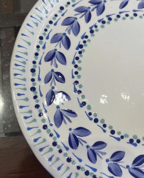 Blue And White Pottery Painting, Pottery Painting Ideas Blue, Pottery Painting Blue, Painted Plates Ideas, Pottery Plate Painting Ideas, Ceramic Bowl Painting Ideas, Pottery Painting Plate, Plate Painting Ideas, Blue Pottery Designs