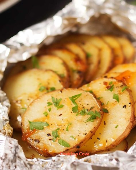 I never met a single person who didn't like this dish! Pinky swear! Pocket Potatoes, Potato Side Dishes Easy, Foil Packet Potatoes, Foil Pack Meals, Easy Potato Recipes, Roasted Vegetable Recipes, Pinky Swear, Potato Recipes Side Dishes, Potatoe Casserole Recipes