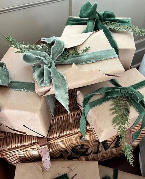 2023 Gift Wrapping Ideas, Organic Gift Wrapping, Gift Wrapping Ideas Kraft Paper, 2023 Christmas Wrapping, Velvet Wrapping Paper, Country Christmas Wrapping Ideas, Velvet Gift Wrapping, Christmas Gift Wrap Velvet Ribbon, Christmas Wrapping Kraft Paper