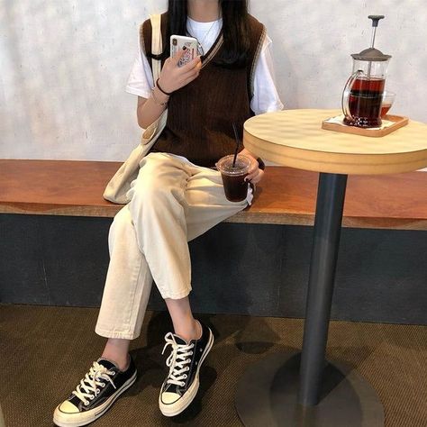 7bb060764a818184ebb1cc0d43d382aadesc50244359ri Study Outfit, Coffee Date Outfits, Outfit Korean Style, Barista Fashion, Outfit Korean, Simple Fall Outfits, Cute Coffee, Knitted Vest, The Cafe