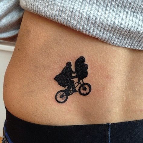 This E.T. full moon scene silhouette tattoo. | 21 Awesomely Inspired '80s Kids Tattoos He Man Tattoo, E.t Tattoo, 90s Tattoos, Mujeres Tattoo, Fan Tattoo, Movie Tattoo, Movie Tattoos, Retro Tattoos, Back Of Shoulder Tattoo