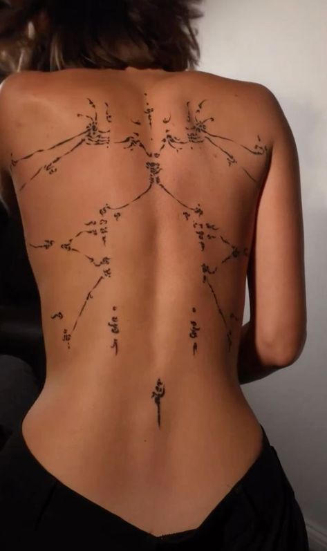 Polynesian Tattoo Back Woman, Subtle Back Tattoos, Tattoos Back Spine, Creative Tattoo Ideas, Floral Back Tattoos, Creative Tattoo, Full Back Tattoos, Delicate Tattoo, Back Tattoo Women